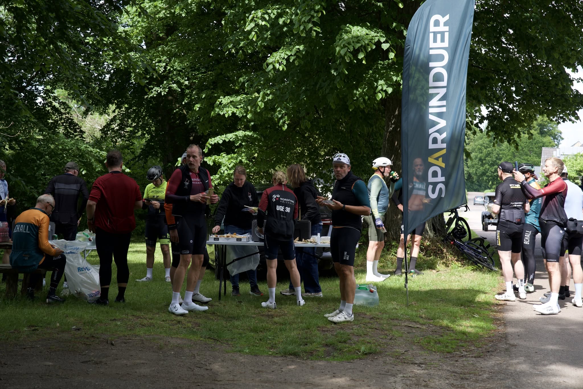 Rytterne holder pause ved Sparvinduer-depotet