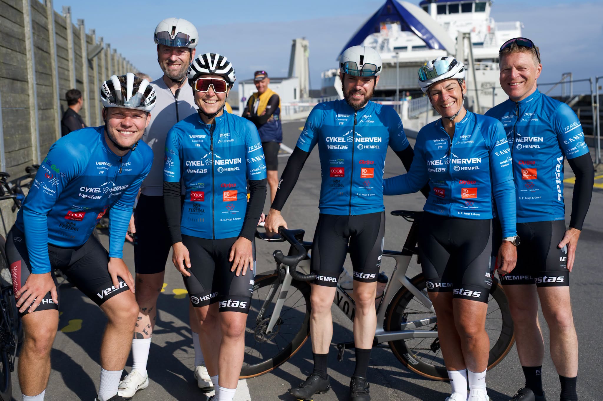 Et cykelhold samlet ved færgen